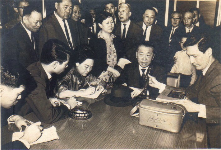 1966年二姑公魏道明返台接任外交部長接受新聞訪問母親隨侍在側